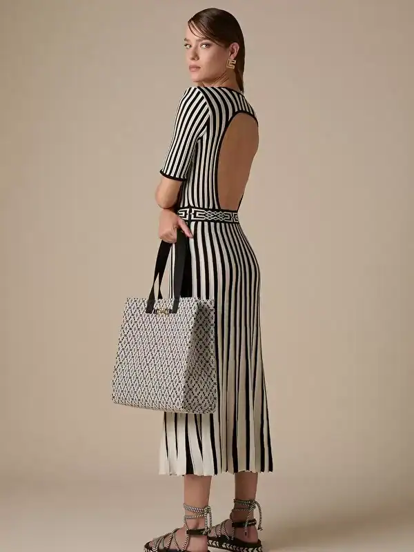 WOMAN'S KNITTED DRESS