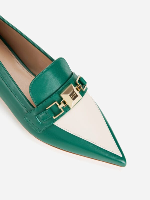 Two-colour moccasin with pointed shape and stud horsebit
