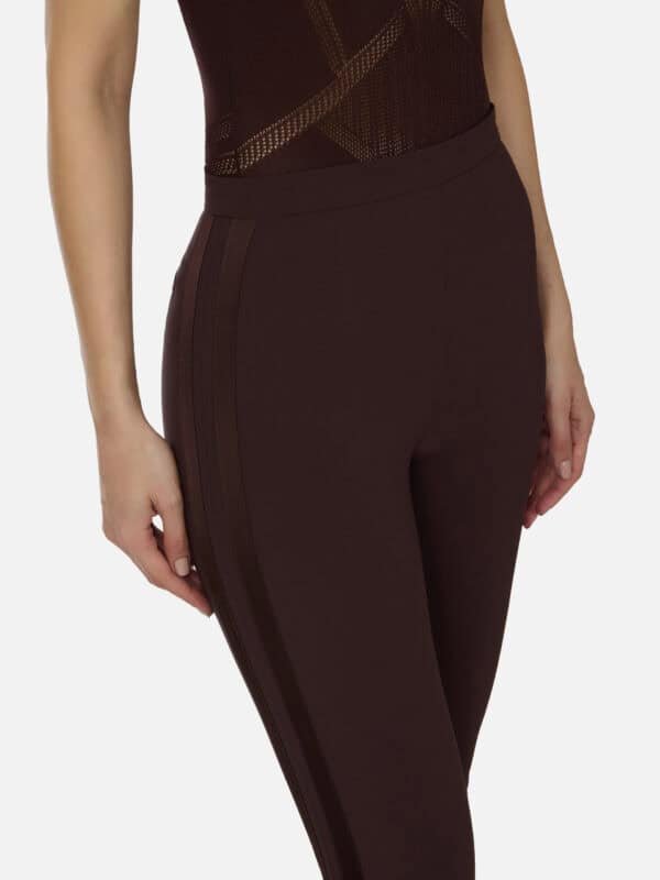 Trousers in lightweight crêpe and satin fabrics